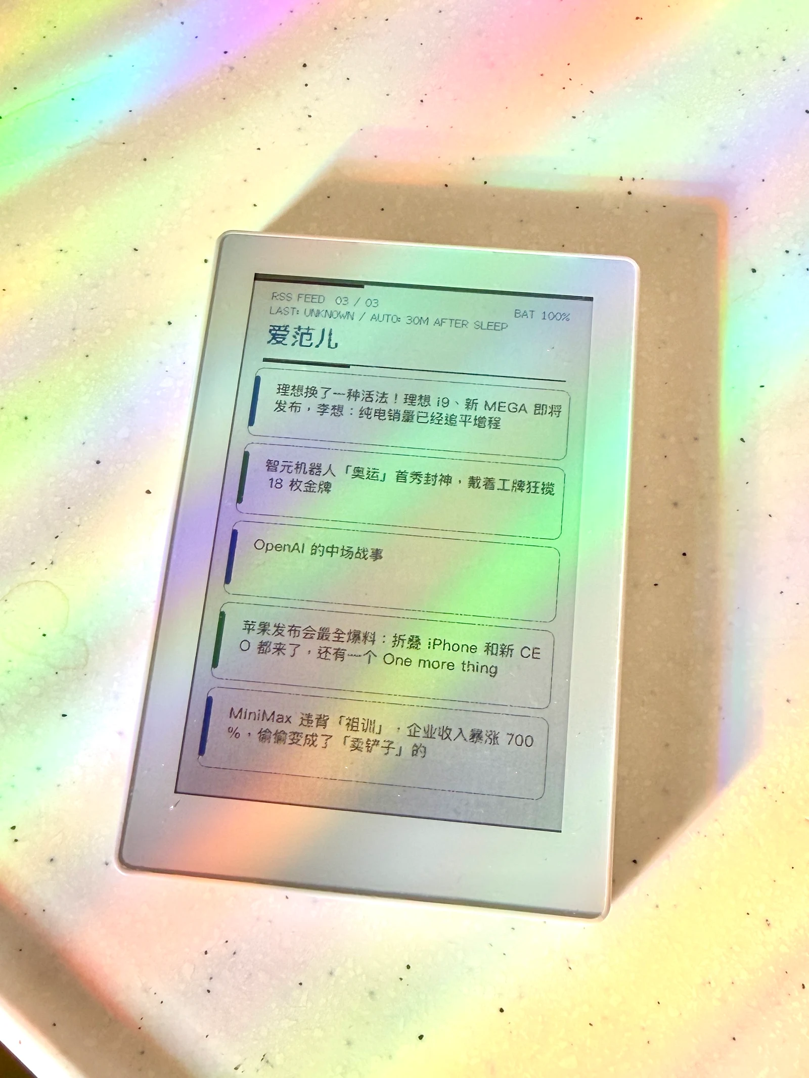 彩色光影落在桌面上,PaperColor 显示着 RSS 新闻列表。